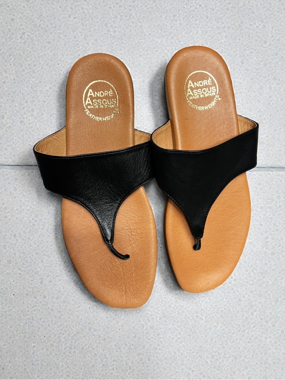 🌻NEW André Assous Paige featherweight Black leather toe-post sandals 39 or 8.5